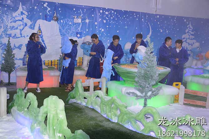 游客参观蓝精灵冰雕展